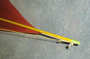 Spreizen-Fixierung und Spannschnurbefestigung